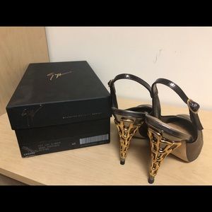 Giuseppe Zanotti Pumps with gold detail on heel